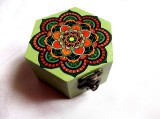 Cutie lemn hexagonala decorata&nbsp; cu mandala, 35809
