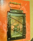 H377-Lampa metal CFR veche colectie stare foarte buna geamuri originale, maner lemn cu stativ de agatat spate. Marimi: inaltime 17cm, patrata 10/10cm.