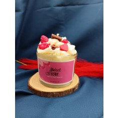 Sweet Love - Lumanare Parfumata cu Frisca si Inimioare Rosii in Recipient de Sticla