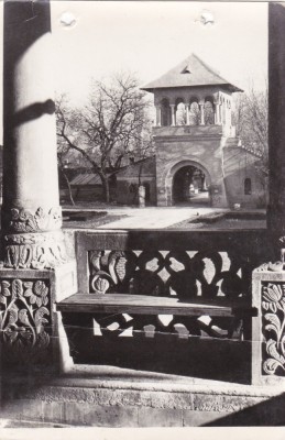 AMS - ILUSTRATA 1262, BUCURESTI - CURTEA PALATULUI MOGOSOAIA, ANUL 1957, cu perforari foto