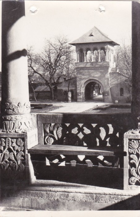 AMS - ILUSTRATA 1262, BUCURESTI - CURTEA PALATULUI MOGOSOAIA, ANUL 1957, cu perforari