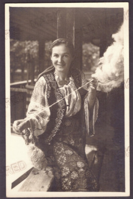 -3261 - RUCAR, Muscel, Ethnic Woman, Port Popular old PC real Photo unused 1942 foto