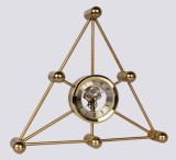 Cumpara ieftin Ceas de Masă Triunghi Geometric Modern &ndash; Cadru Metalic Auriu &ndash; Cadran Analog cu