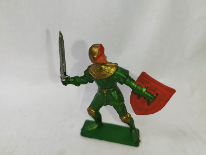 bnk jc Starlux - soldat medieval cu sabie si scut