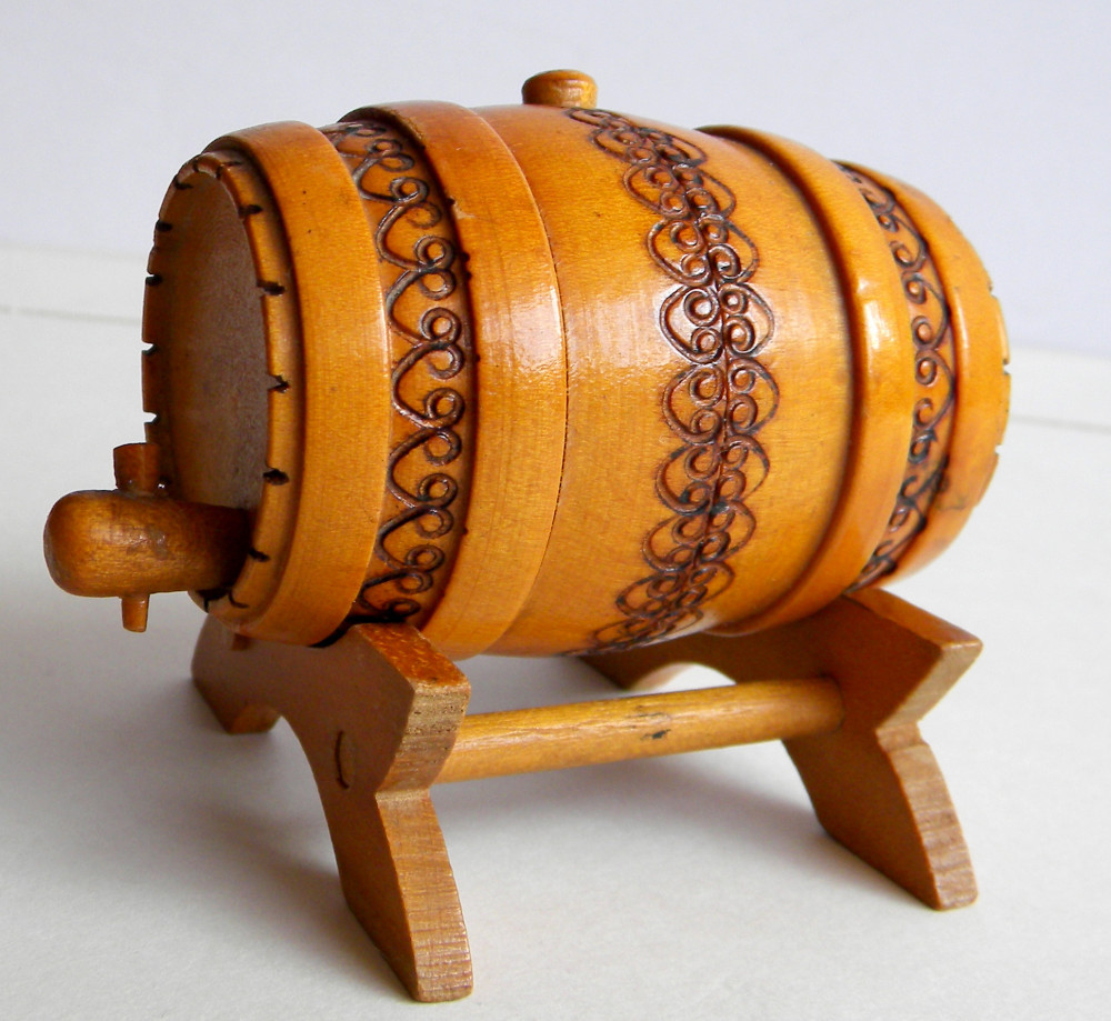 Miniatura butoias artizanal din lemn, pirogravat, arta mestesugareasca anii  70 | Okazii.ro