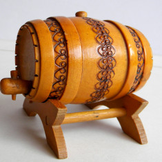 Miniatura butoias artizanal din lemn, pirogravat, arta mestesugareasca anii 70