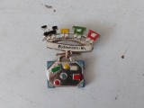 Insigna vintage - Rudesheim / Rh. - Germania - cu trenulet si valiza de calatorie, plastic, ac metalic, colectie, cca 4 cm