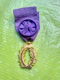 H213-I-Decoratie veche ovala model cu frunza de stejar in bronz aurit starefoarte buna anii cca 1900, maxim interbelica, 4/ 3 cm.