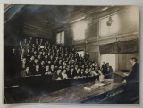 FOTOGRAF I. BERMAN , BUCURESTI , STUDENTI IN AMFITEATRU , CU PROFESOR LA CATEDRA , CURSUL DE CHIMIE ORGANICA , FOTGRAFIE , IANUARIE , 1929