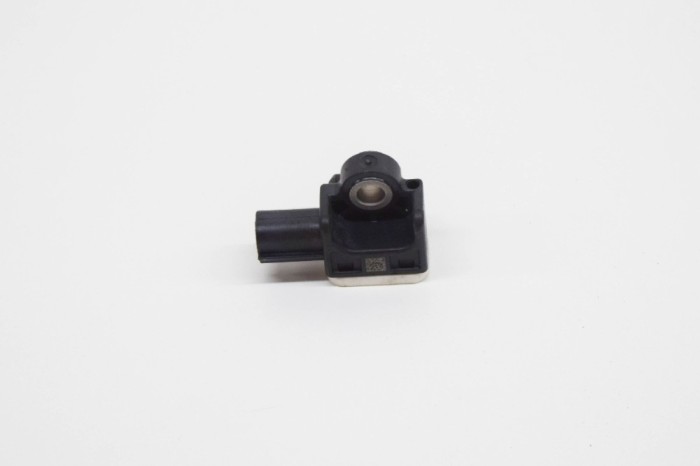 Senzor de impact dreapta față VOLVO S60 II 2013 OEM: 121124,31334336 11403226