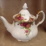 Ceainic din porțelan fin produs de brandul britanic Royal Albert