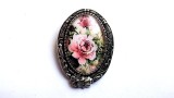 Brosa Dama Handmade cu Trandafiri Roz si Sticla, Model Floral Unic, 40x30 cm