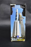 Macheta DELTA II ROCKET W- LAUNCH PAD 1:400 SPACE COLLECTION