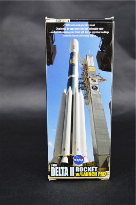 Macheta DELTA II ROCKET W- LAUNCH PAD 1:400 SPACE COLLECTION foto