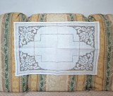 Mileu/ Centru de masa Vintage din In cu cusutura manuala in cruciulite cu fir maron