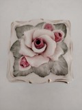 Cutie de Bijuterii Vintage din Porțelan &ndash; Decor Floral &icirc;n Relief &ndash; Accente Aurii