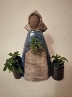 Vaza ceramica albastra sub forma femeie cu flori by Elsi Bourelius Jie Gantofta foto