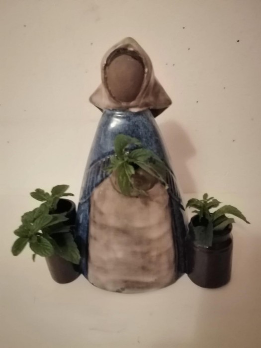 Vaza ceramica albastra sub forma femeie cu flori by Elsi Bourelius Jie Gantofta