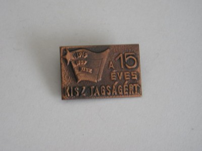 QW9 N8 34 - insigna - tematica comunism - A 15 eves kisz tagsagerd 1957 - Ungaria foto