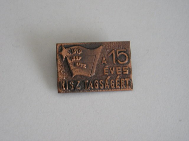 QW9 N8 34 - insigna - tematica comunism - A 15 eves kisz tagsagerd 1957 - Ungaria