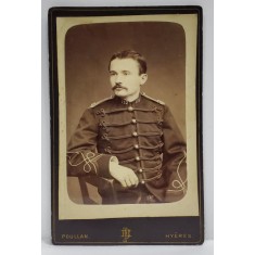FOTO POULLAN , HYERES , TANAR IN UNIFORMA , IN STUDIO , FOTOGRAFIE TIP CABINET , SFARSITUL SEC. XIX