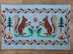 Peretar vechi cusatura pe etamina, 2 veverite, 2 brazi, 2 ciupercute, 1 fluture, anii 60-70, Romania