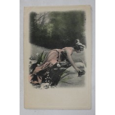 TANARA CU ROCHIE ROZ , LA RAU , CARTE POSTALA ILUSTRATA , COLORIZATA , CLASICA