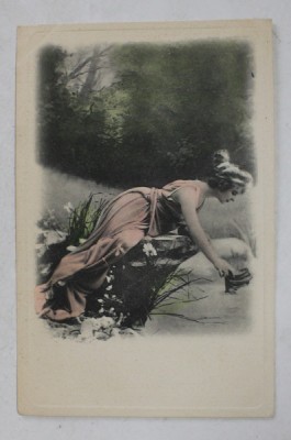 TANARA CU ROCHIE ROZ , LA RAU , CARTE POSTALA ILUSTRATA , COLORIZATA , CLASICA foto