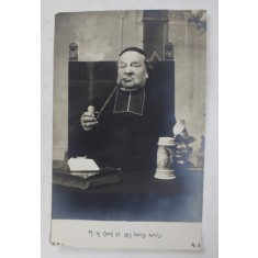 M. LE CURE ET SES AMIS , FOTOGRAFIE SATIRICA , CALUGAR CU PIPA SI HALBA DE BERE , FOTOGRAFIE TIP CARTE POSTALA , CLASICA