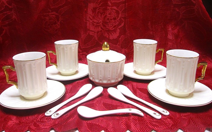 SET SERVICIU CAFEA CESTI FARFURII ZAHARNITA SI LINGURITE PORTELAN
