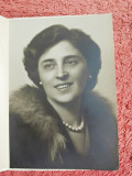 Fotografie tip carte postala, femeie cu perle, 1948