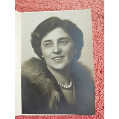 Fotografie tip carte postala, femeie cu perle, 1948