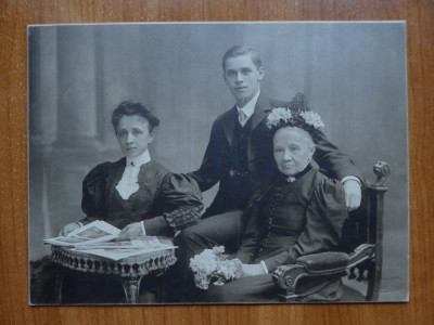 Familia Isacescu , fotografie pe carton , de secol 19 foto