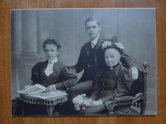 Familia Isacescu, fotografie mare pe carton, de secol 19