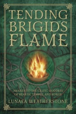 Tending Brigid&amp;#039;s Flame: Awaken to the Celtic Goddess of Hearth, Temple, and Forge foto