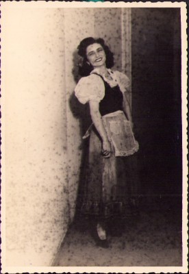 HST P1143 Poză 1947 artistă Suzi Moldoveanu &amp;icirc;n Boema București foto