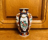 VAZA DIN PORTELAN JAPONEZ, PICTATA MANUAL-MARCAJ GOLD IMARI HAND PAINTED H15,5CM