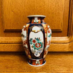 VAZA DIN PORTELAN JAPONEZ, PICTATA MANUAL-MARCAJ GOLD IMARI HAND PAINTED H15,5CM