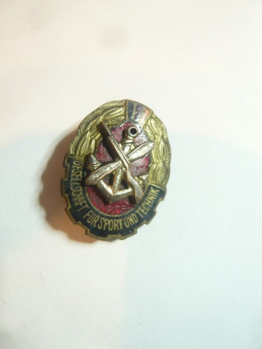 Insigna DDR Apararea Civila - Pt.Sport si Tehnologie -anii&#039;50 ,h=2,5cm ,metal