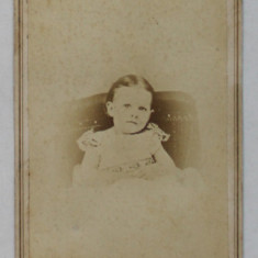 FOTOGRAFIE C.D.V. , STUDIO D.H. GROSS , BENNINGTON , VT. , FETITA IN STUDIO , SFARSITUL SEC. XIX