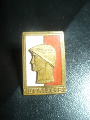 Insigna mica Soldat Exemplar 1950 Polonia ,bronz aurit si email ,dim.=3,1x1,8cm foto