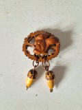 Broșă vintage din coajă de nucă și lemn sculptat &ndash; Veveriță cu ghinde mobile, artizanat alpin