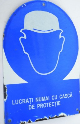 Avertisment tabla email 12 PROTECTIA MUNCII Lucrati numai cu casca de protectie foto