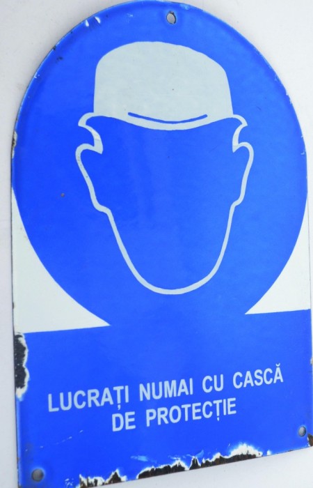 Avertisment tabla email 12 PROTECTIA MUNCII Lucrati numai cu casca de protectie