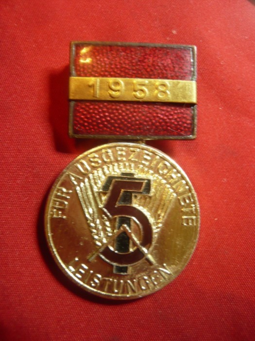 Medalie -5 Ani Excelenta in lupta pt.construirea Socialismului DDR 1958 ,h=4,7cm