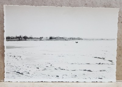 BRAILA , PESCARI CU BARCA PE SANIE , PE DUNAREA INGHETATA , FOTOGRAFIE TIP CARTE POSTALA , MONOCROMA, NECIRCULATA , PERIOADA INTERBELICA foto