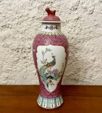 VAS CU CAPAC DIN PORTELAN CHINEZESC- PICTAT MANUAL H28CM