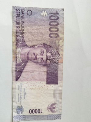 bnk bn Indonesia Indonezia 10000 rupii 2013 uzata foto