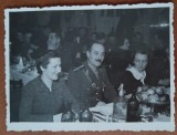 Fotografie, locitenent colonel la o masa festiva cu alti militari si familiile, perioada celui de-al doile arazboi mondial