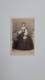Fotografie de colectie CDV Atelier R Heinrich, Doamna eleganta in rochie cu crinolina, Troppau, Cehia, Austro-Ungaria, ca. 1860-65